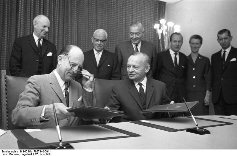 File:Bundesarchiv B 145 Bild-F027140-0011, Bonn, Vertrag mit den Niederlanden.jpg