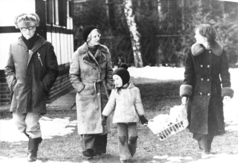 File:Bundesarchiv Bild 183-W0910-321, Familie Honecker beim Spaziergang im Winter.jpg