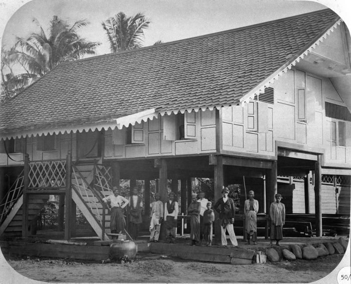 File:COLLECTIE TROPENMUSEUM De woning van het Atjehse hoofd Toekoe Kali te Koetaradja in Atjeh Noord Sumatra een der eerste Atjehse hoofden die zich onder gezag van het Nederlands bestuur plaatste. TMnr 60012168.jpg