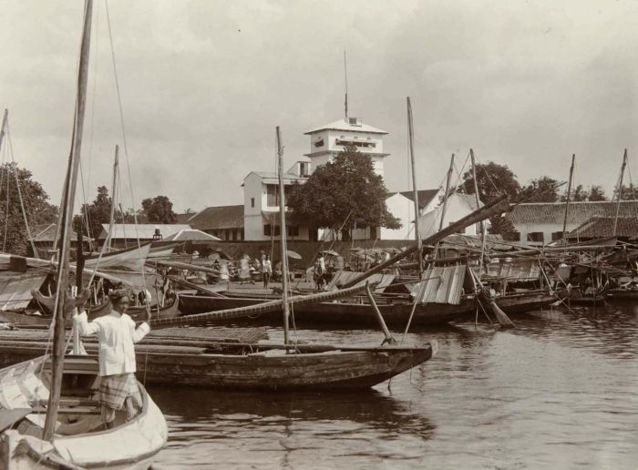 File:COLLECTIE TROPENMUSEUM Prauwen in het Havenkanaal bij de Uitkijk Batavia TMnr 60050812.jpg