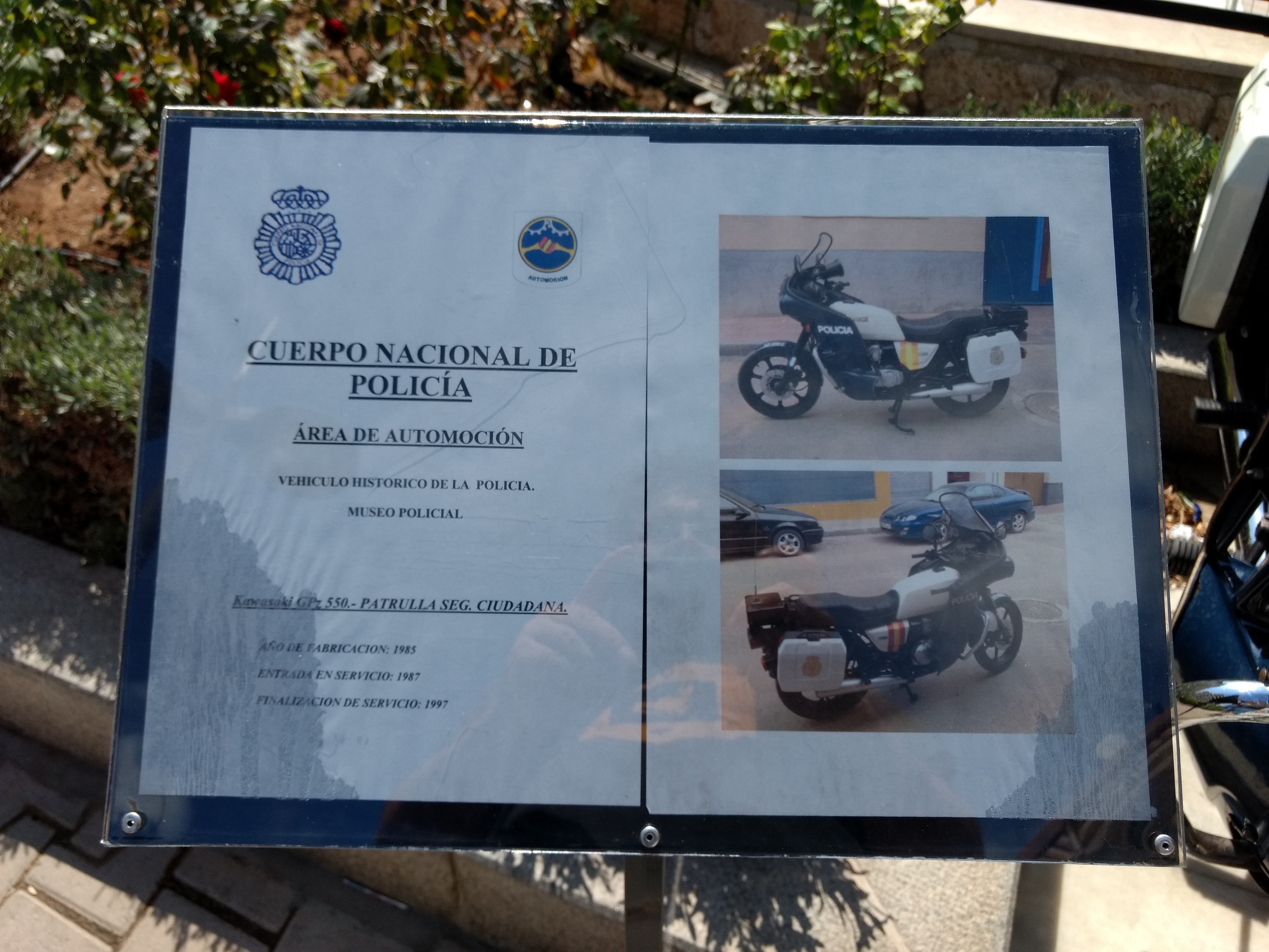 Korn vulgaritet regnskyl File:Cuerpo Nacional de Policía (España), motocicleta Kawasaki GPz 550,  Patrulla de Seguridad Ciudadana, DGP-G4004 (30011041007).jpg - Wikimedia  Commons
