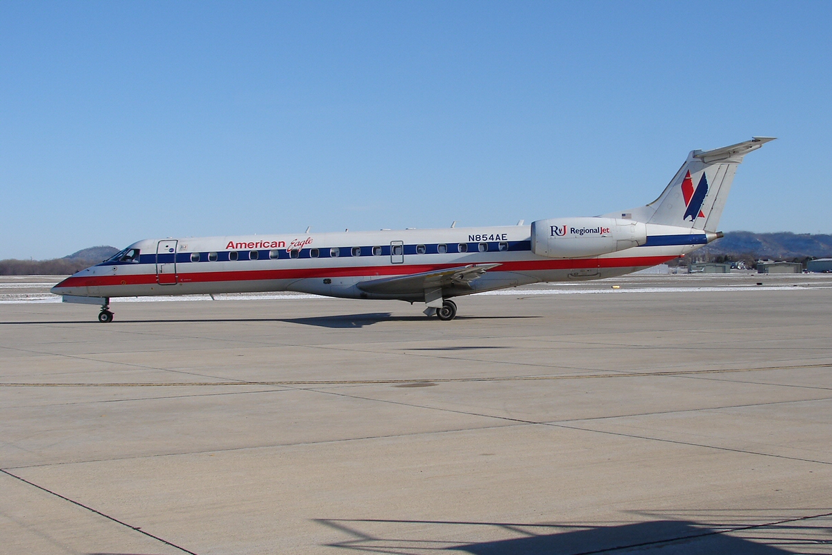 EMB-140LR (3293140355).jpg