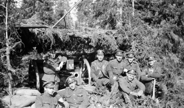 File:Gunners of the 68th Battery, R.C.A., with camouflaged eighteen pounder gun, Mala Beresnik, Northern Russia, c.May 1919.jpg