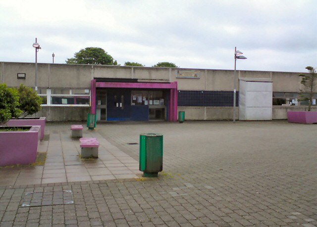 File:Hattersley Community Centre - geograph.org.uk - 2411028.jpg