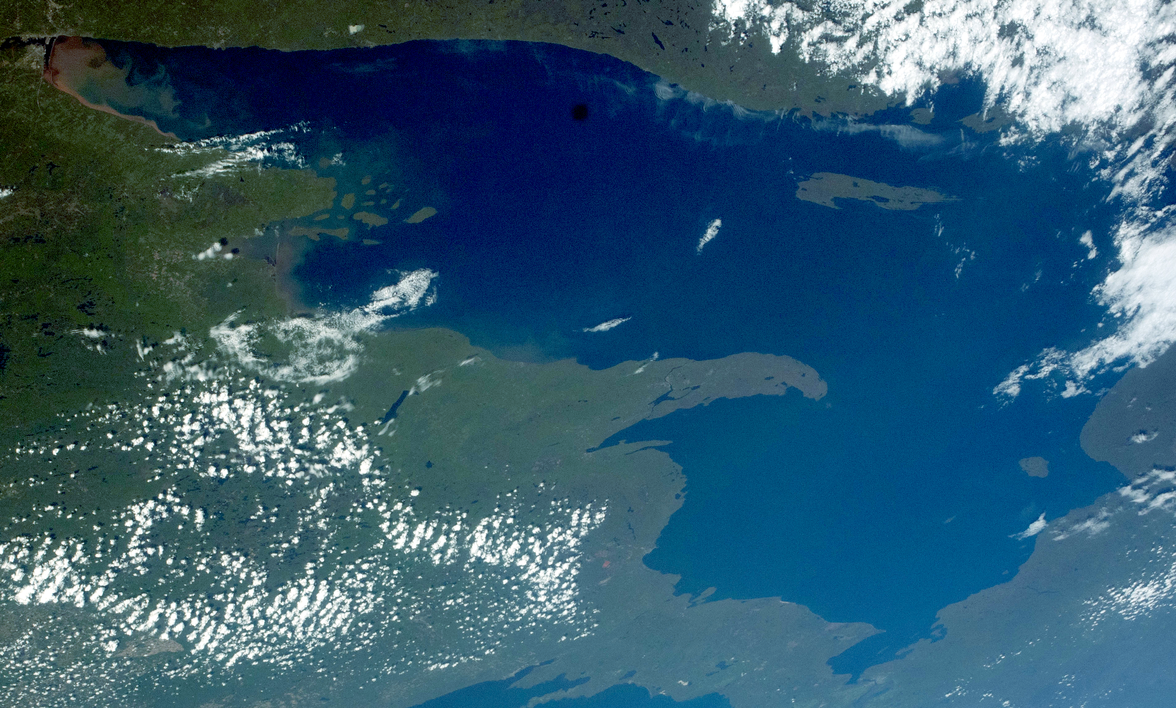 https://upload.wikimedia.org/wikipedia/commons/9/94/Lake_Superior%2C_ISS.jpg