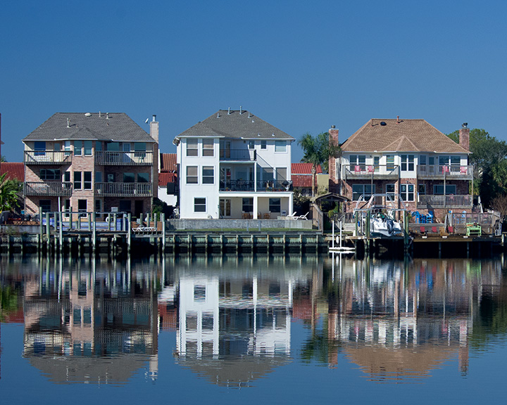 File:Lakeside Houses in Nassau Bay TX.jpg