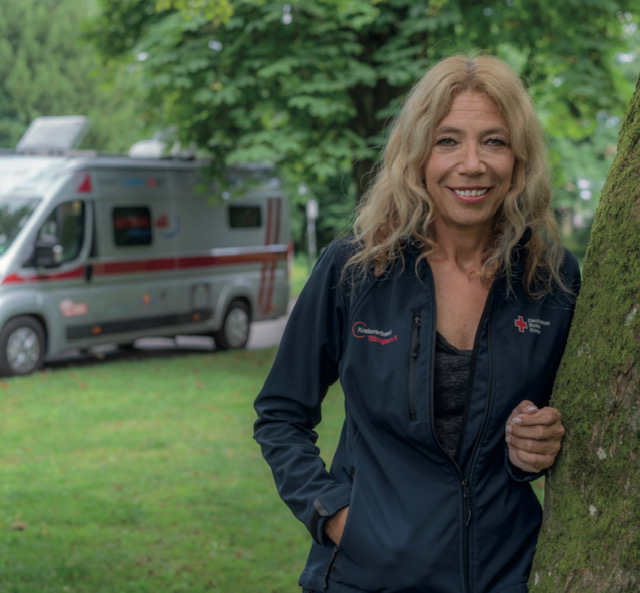 Lisa Federle vor dem durch Spenden finanzierten Tübinger Ärztemobil