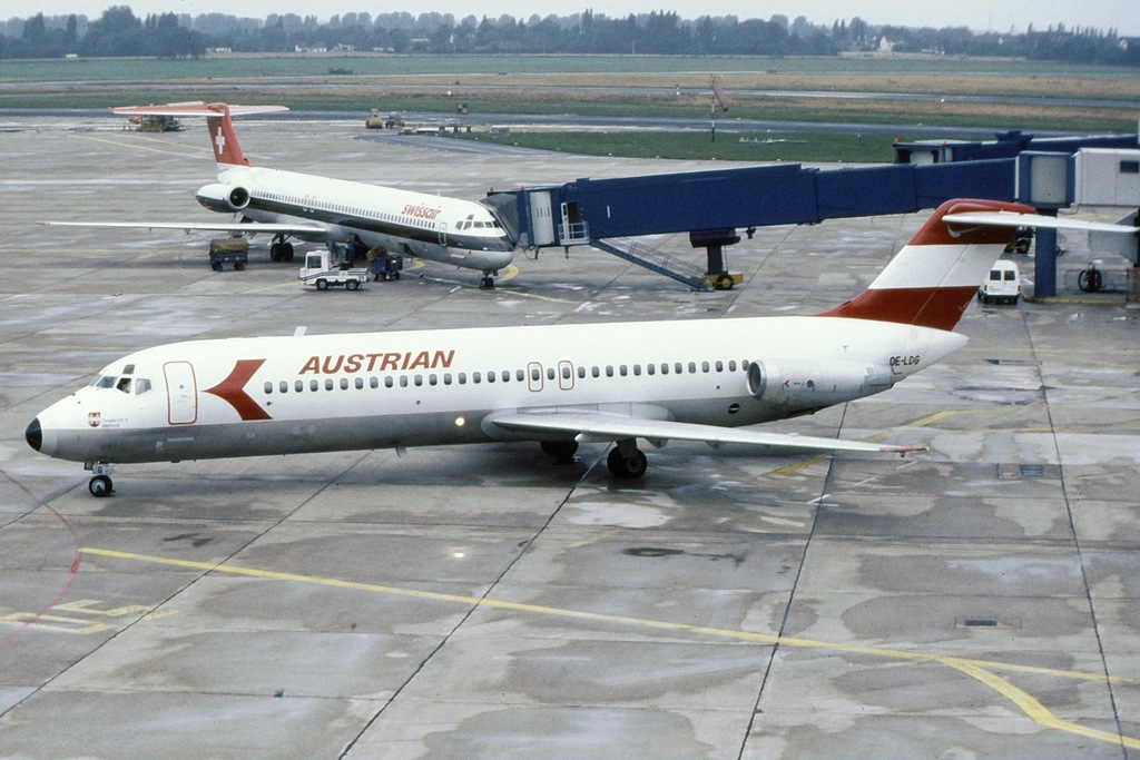 ファイル:McDonnell Douglas DC-9-32 Austrian Airlines OE-LDG, DUS 
