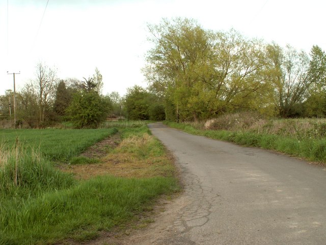 Public footpath near to Paper Mill Lock - geograph.org.uk - 797862