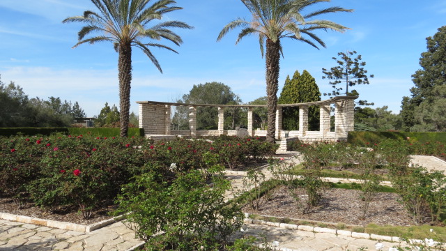 File:Ramat Hanadiv, Zichron Yaakov, Israel 35.jpg