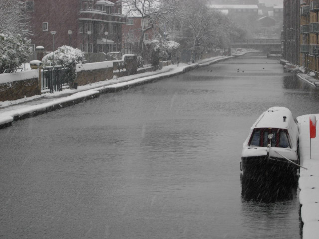 File:Regent's Canal, King's Cross - geograph.org.uk - 1145464.jpg