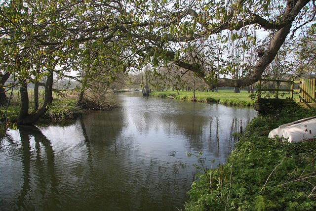 File:River Waveney and upper millpool - geograph.org.uk - 772212.jpg