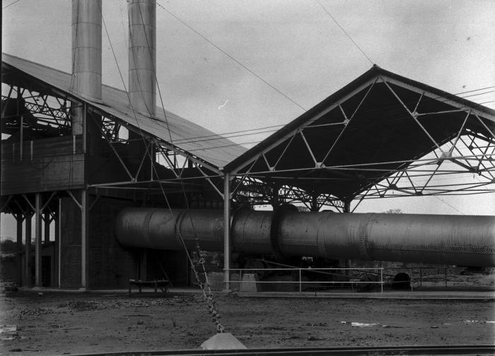 File:Tropenmuseum Royal Tropical Institute Objectnumber 60006915 De bauxietfabriek in Moengo.jpg