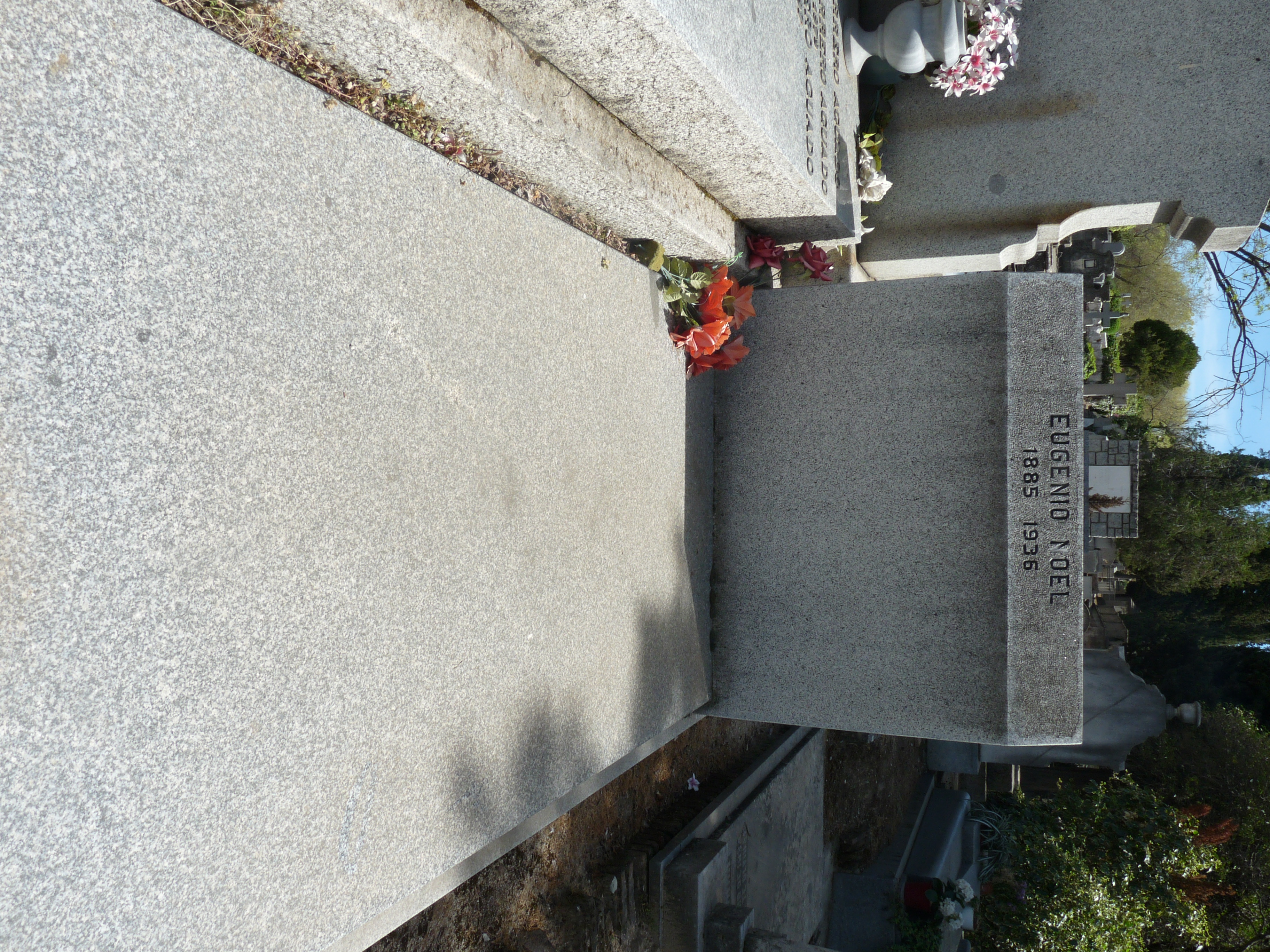 Tumba de Eugenio Noel en el [[cementerio civil de Madrid