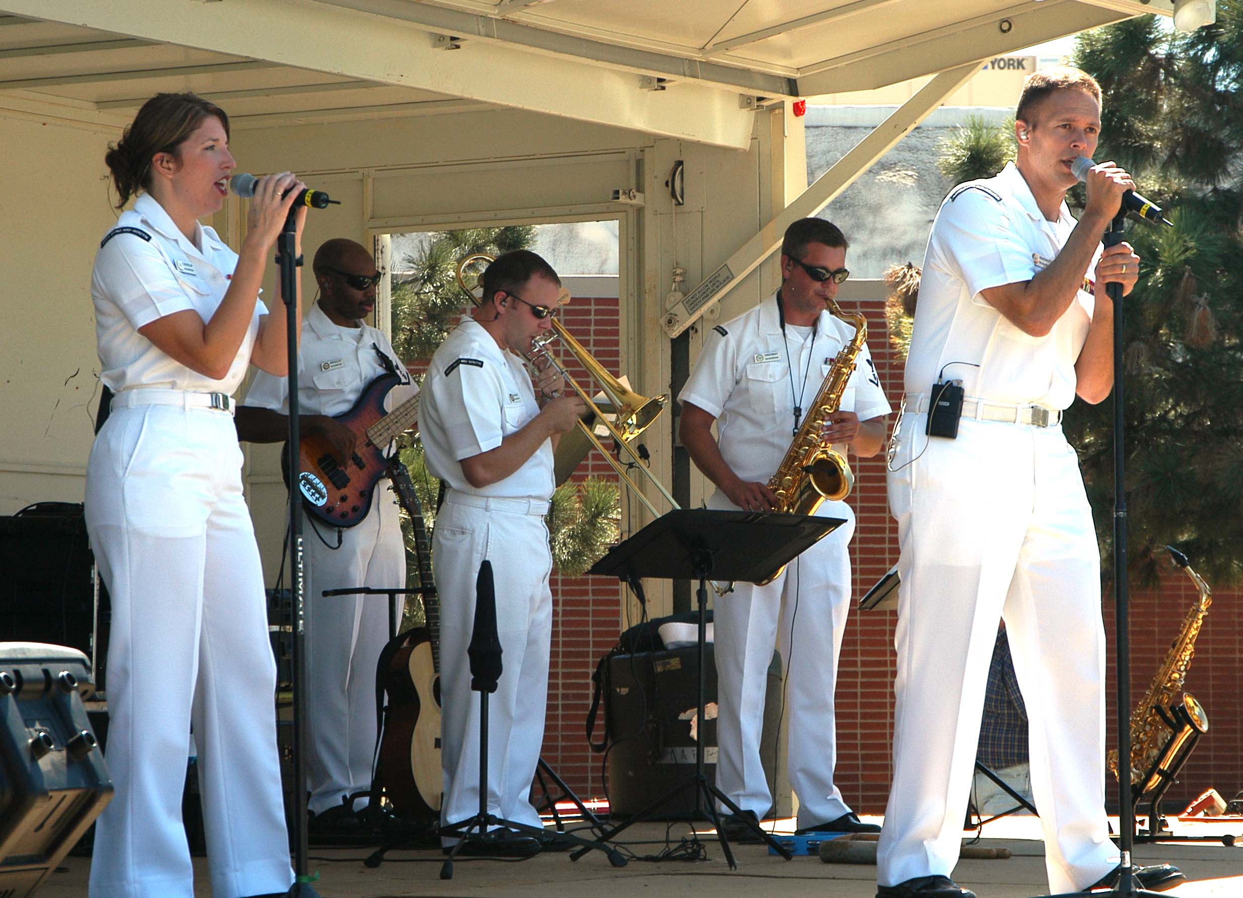 File:US 050916-N-0869H-001 Navy Rock Band "Freedom" from Navy Band Mid-South, Millington, Tenn., performs pop, rock and country favorites at the Oklahoma State Fair.jpg - Wikimedia Commons