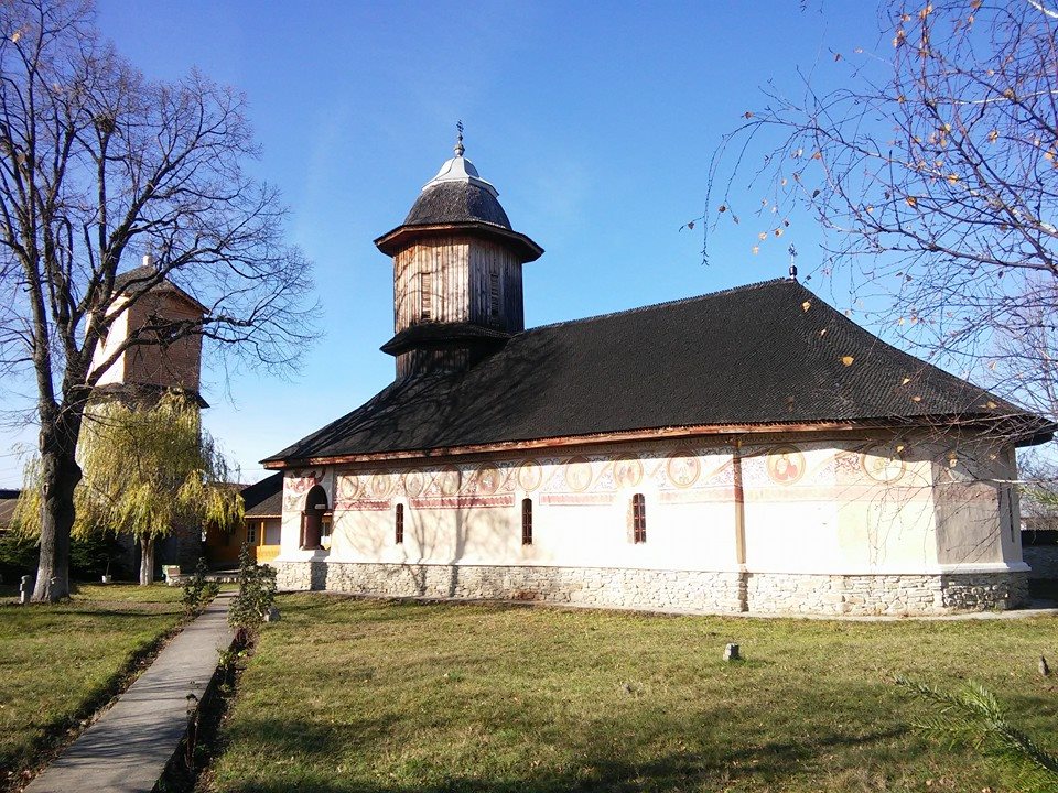 Valenii de Munte, biserica Sf Nicolae - anasamblu.jpg