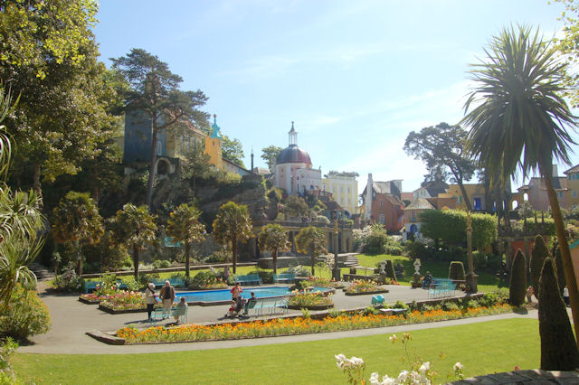 File:View across Piazza towards Dome - geograph.org.uk - 1307206.jpg