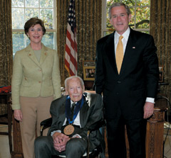 ViktorSchreckengost2006NationalMedalofArts.jpg