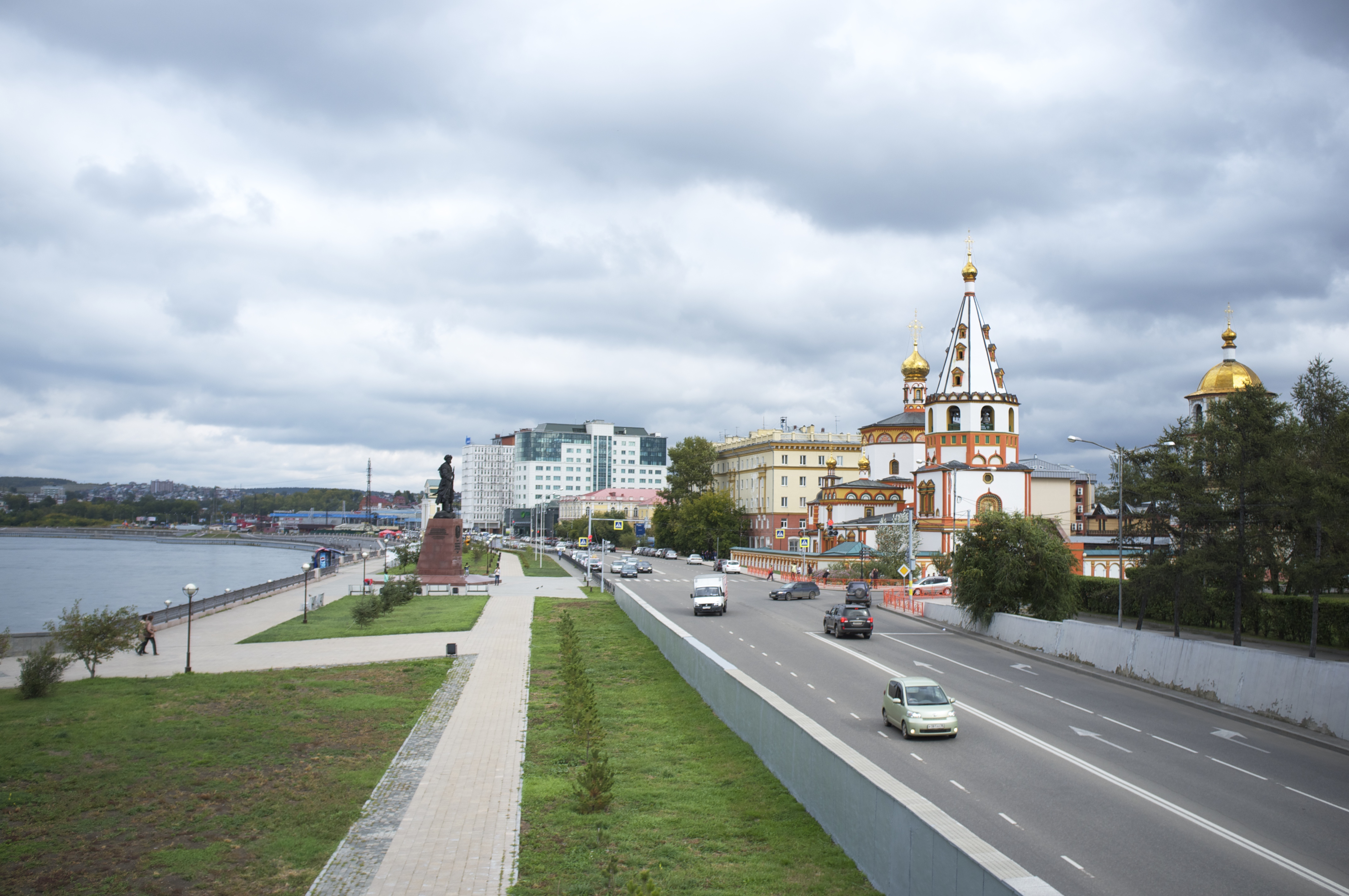 Г иркутск. Г. Иркутск. Собор Богоявления, памятник основателям Иркутска.. Иркутск город столичный. Иркутск город Сибири. Богоявленский собор и памятник фото Иркутск.