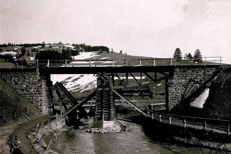 File:01915 Eisenbahnbrücke Lawoczne..jpg