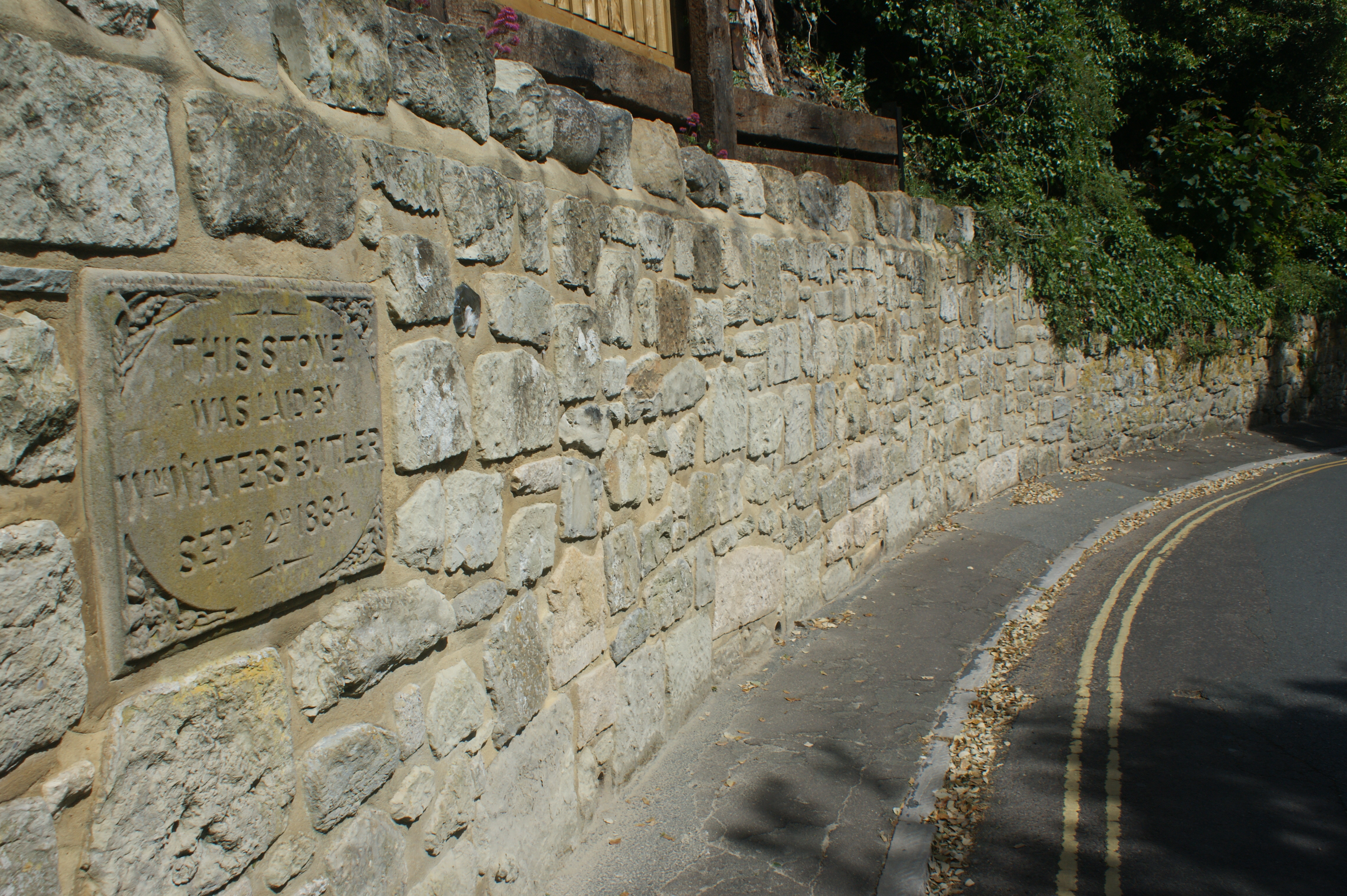 Дорога стена. Стена и дорога. Городская стена дорога. Инскрипшен. Wall Road.