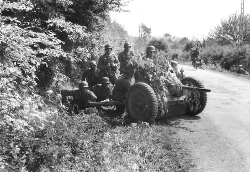 Bundesarchiv_Bild_101I-127-0391-21%2C_Im_Westen%2C_deutsche_Soldaten_mit_getarnter_Pak.jpg