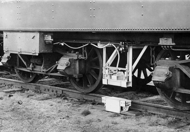 File:Bundesarchiv Bild 102-09857, Induktive Zugsicherung (Indusi) an D-Zug-Lok.jpg