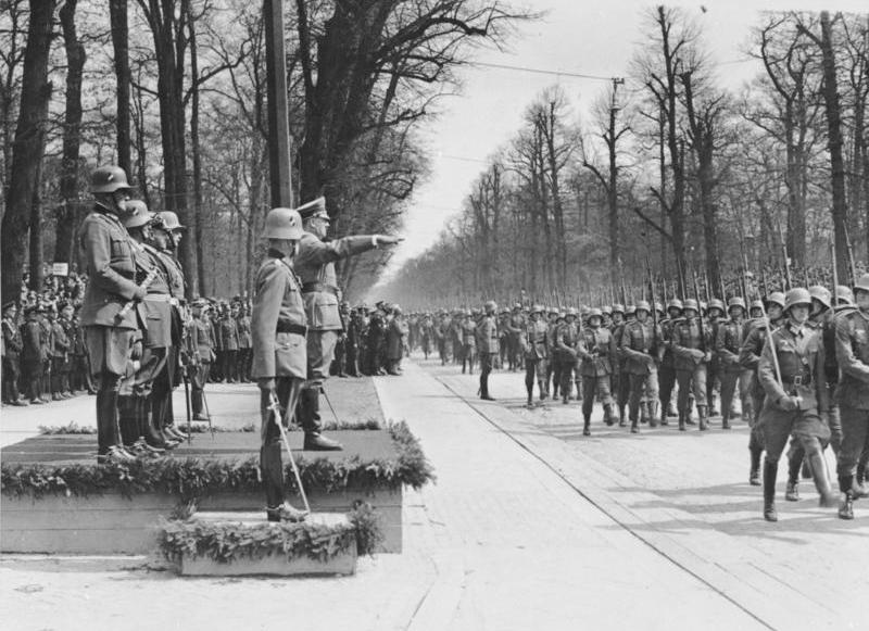 File:Bundesarchiv Bild 183-S07227, Berlin, Geburtstag Adolf Hitler, Parade.jpg