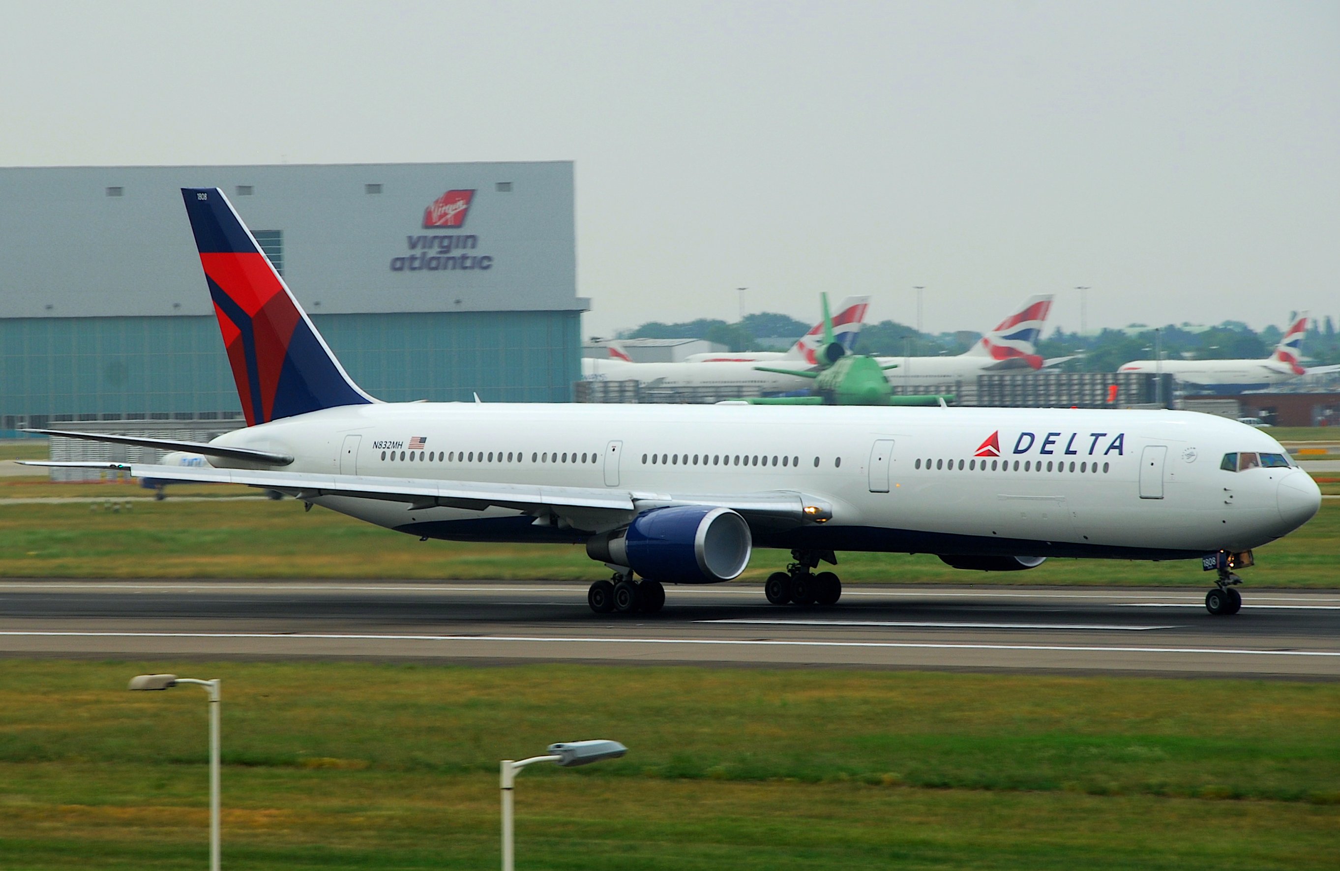 File:Delta Air Lines Boeing 767-432ER; N832MH@LHR;06.06.2010 577bi (4694779466).jpg - Wikimedia Commons