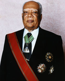 <span class="mw-page-title-main">Howard Cooke</span> 4th governor-general of Jamaica (1991-2006)