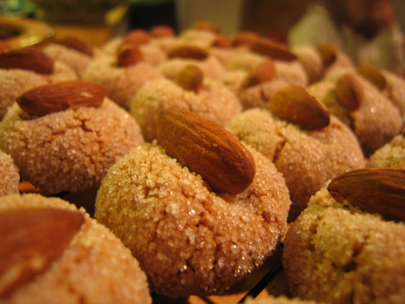 Dolci Sardi Natalizi.File Liz S Amaretti Topped With Almonds Jpg Wikimedia Commons