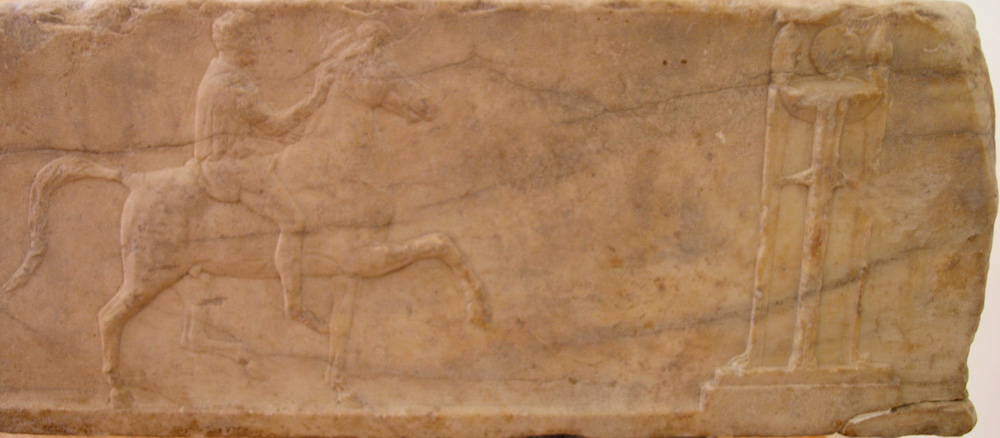 Base d'une dédicace, en marbre, trouvée sur l'agora d'Athène NAMA_Base_Bryaxis
