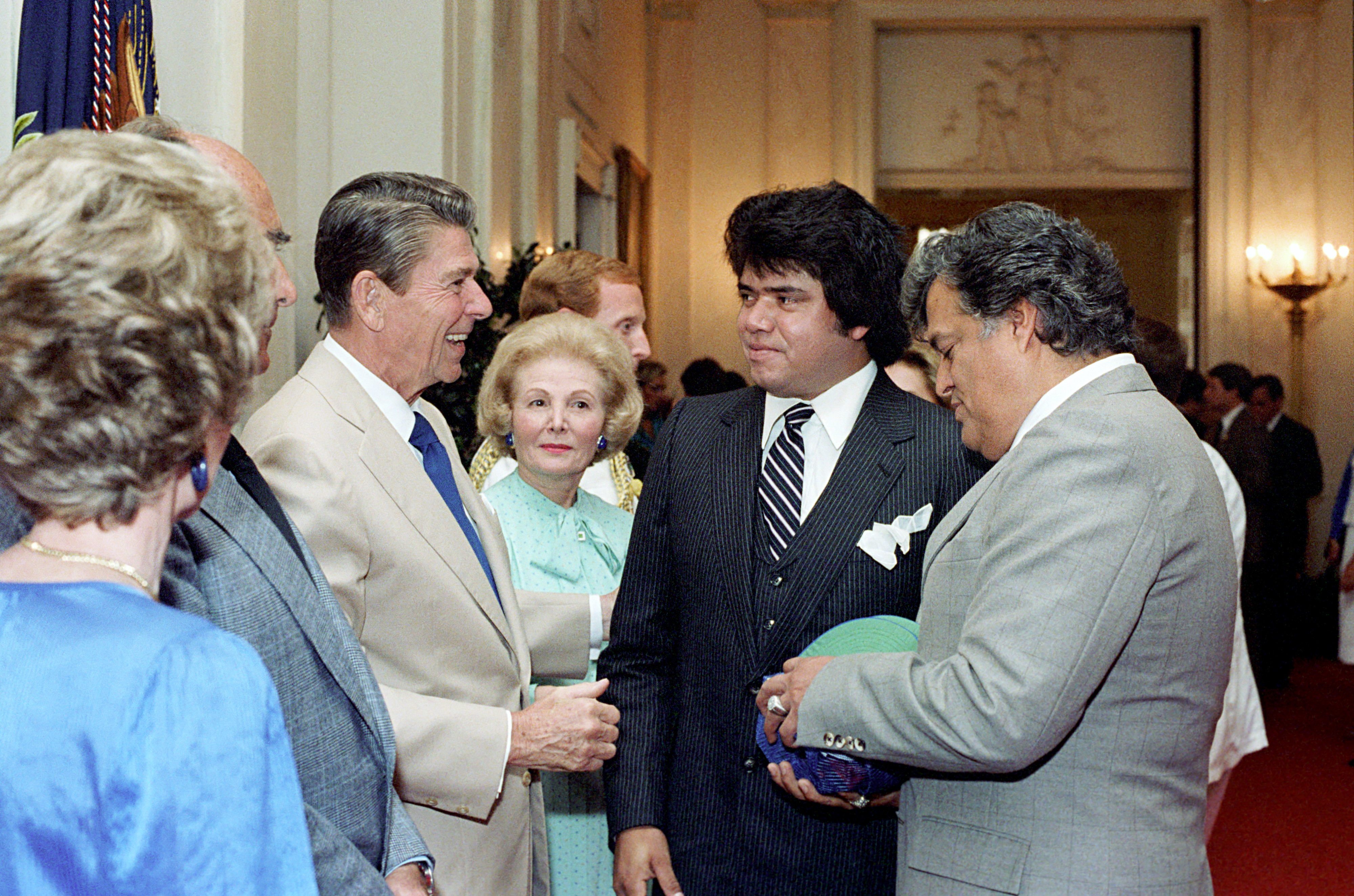 File:President Ronald Reagan shaking hands with Fernando Valenzuela and  Antonio DeMarco with Leonore Annenberg in the background.jpg - Wikimedia  Commons