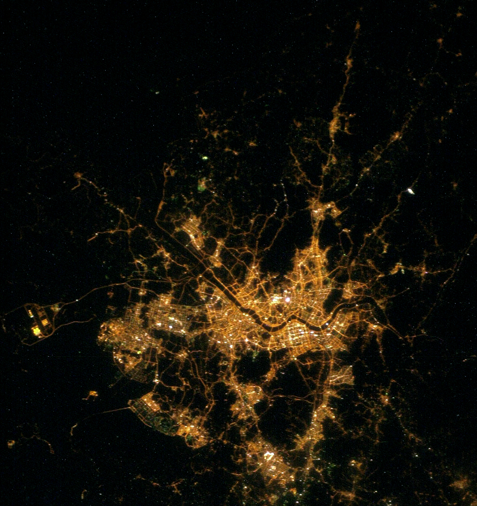 Fexeiro de satélite mostrando la conurbaçon formada por Seul a la nuite.