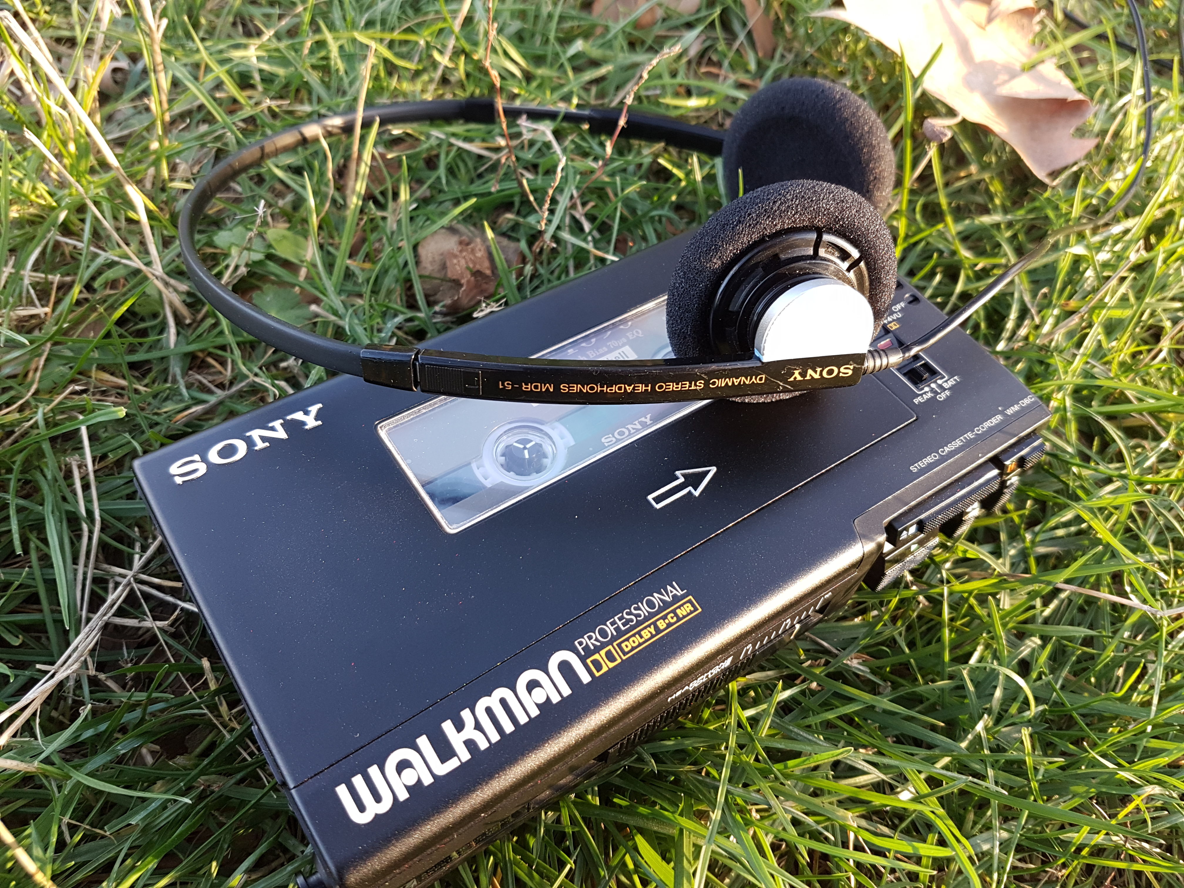 File:Sony WM-D6C,MDR-51 (38956501621).jpg - Wikimedia Commons