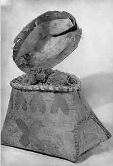 Makak met deksel om ahornsuiker in te bewaren, omstreeks 1925