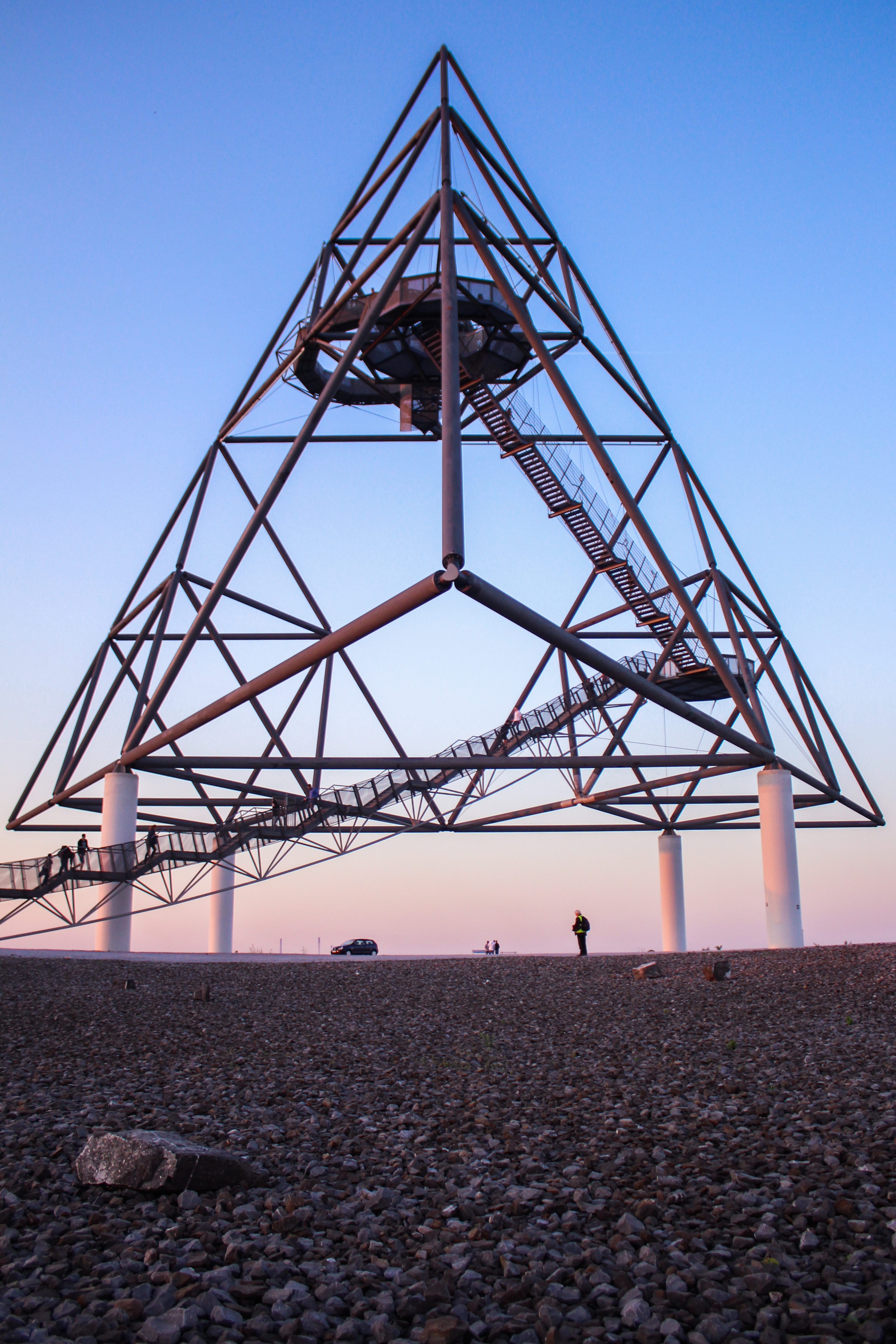 Tetraeder Bottrop zur Blauen Stunde, 