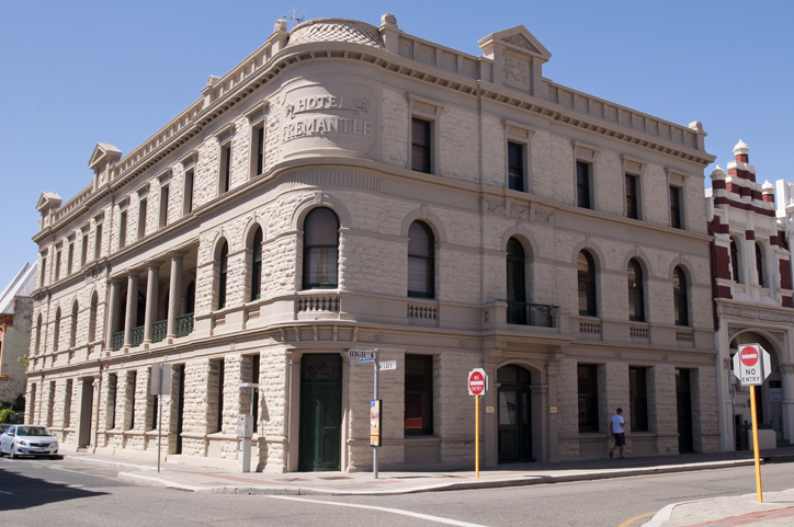 File:The Old Fremantle Hotel (30 12 2009) (4260766655).jpg