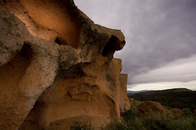 File:Tsankawi tuff wall.jpg