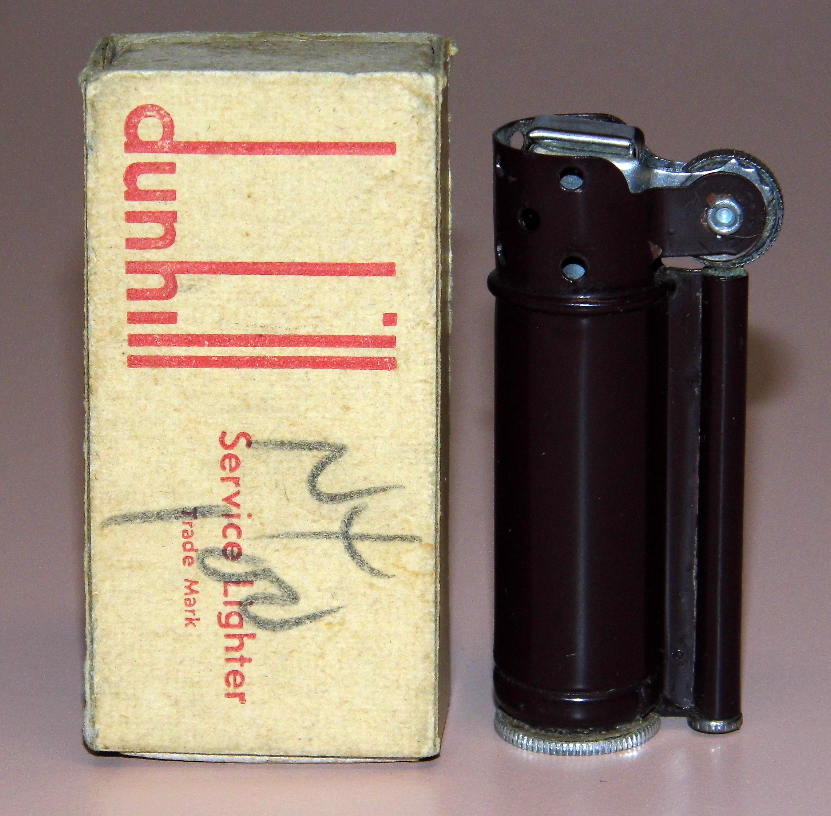 Skrivemaskine oprejst Outlaw File:Vintage Dunhill Service Cigarette Lighter, Made In USA, Circa Early  1940s Through World War II (16847366669).jpg - Wikimedia Commons