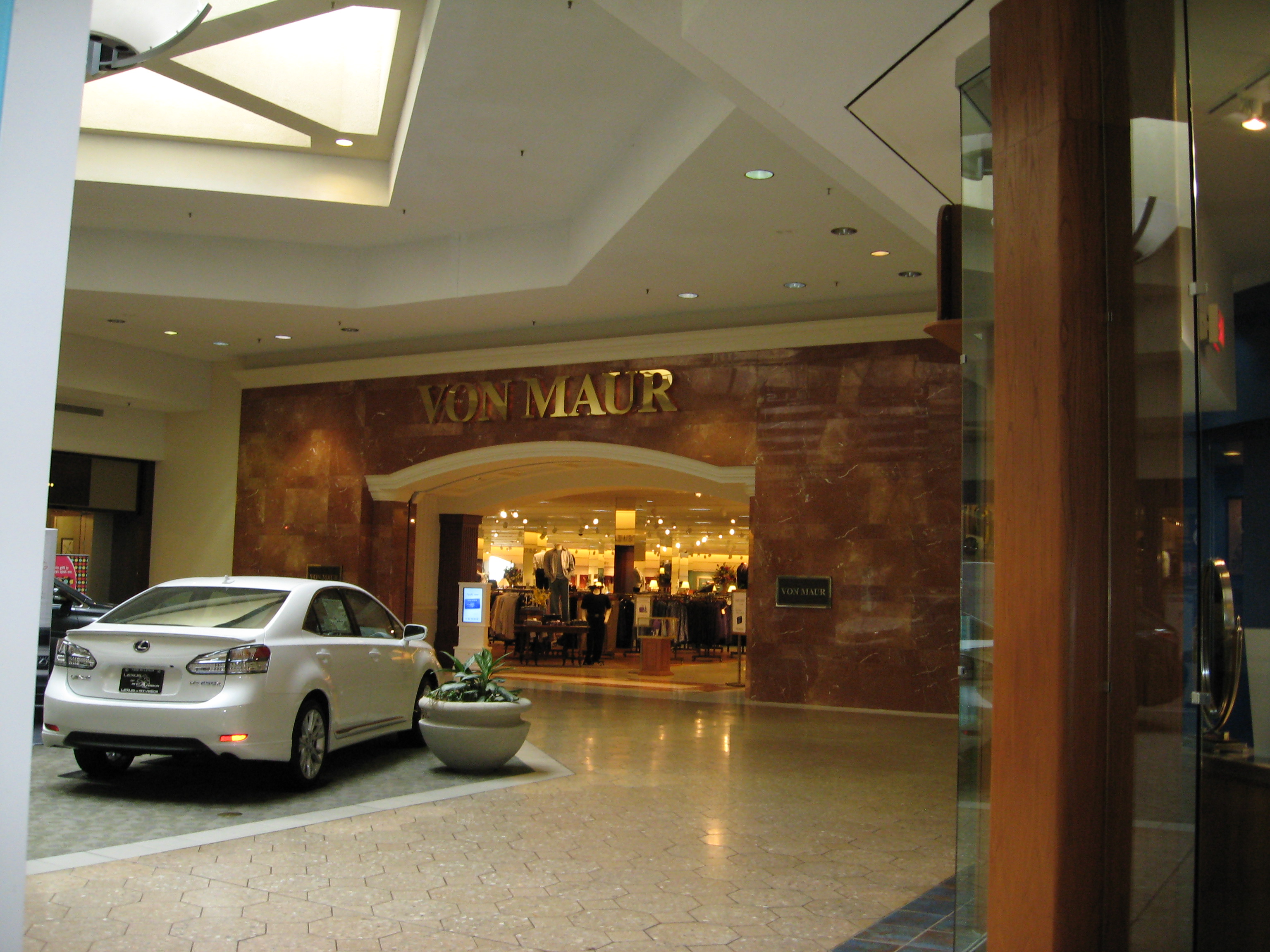File:Von Maur store Briarwood mall.JPG - Wikipedia