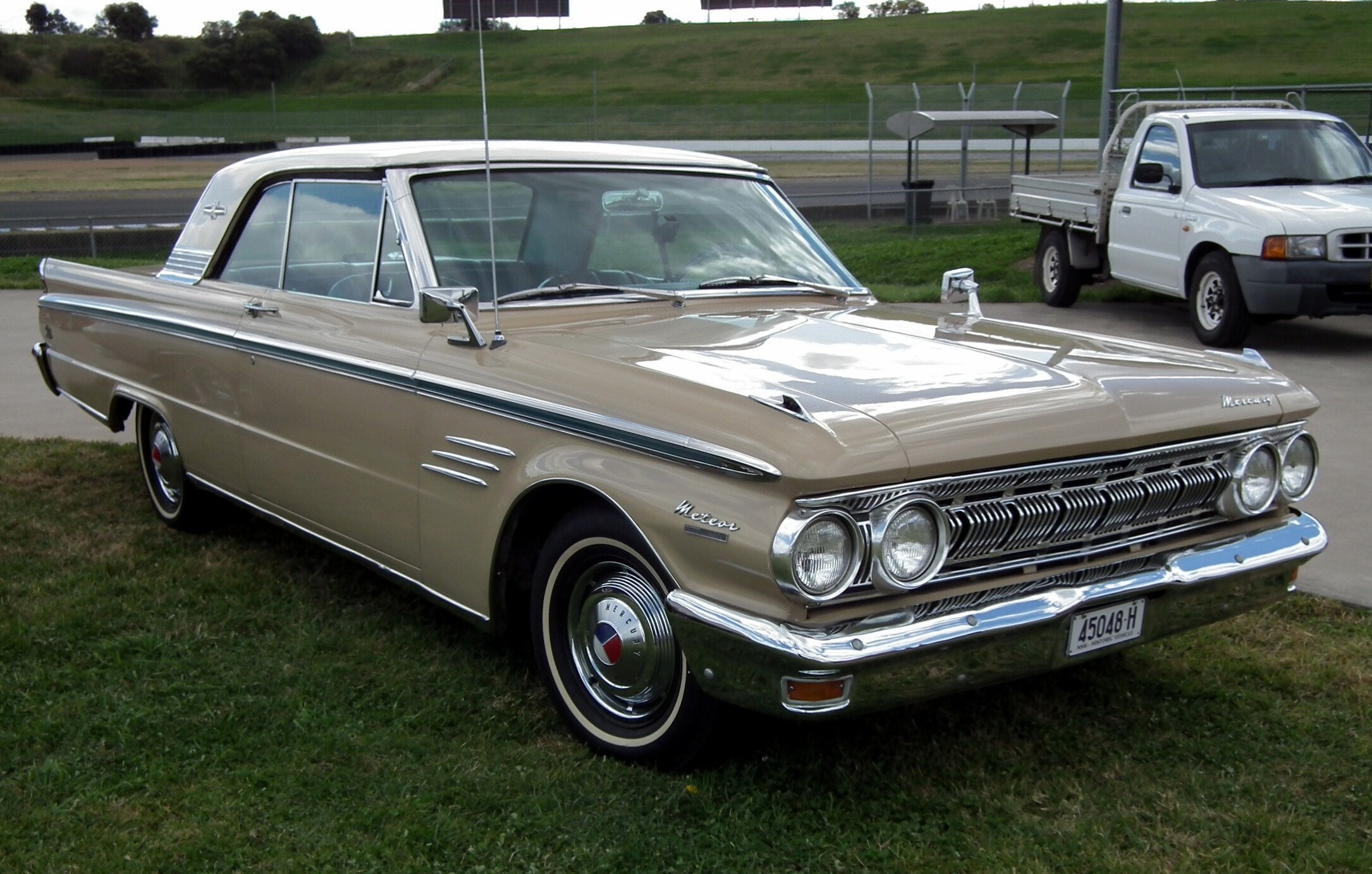 1963_Mercury_Meteor_Custom_S33_coupe_%287708057010%29_%28cropped%29.jpg