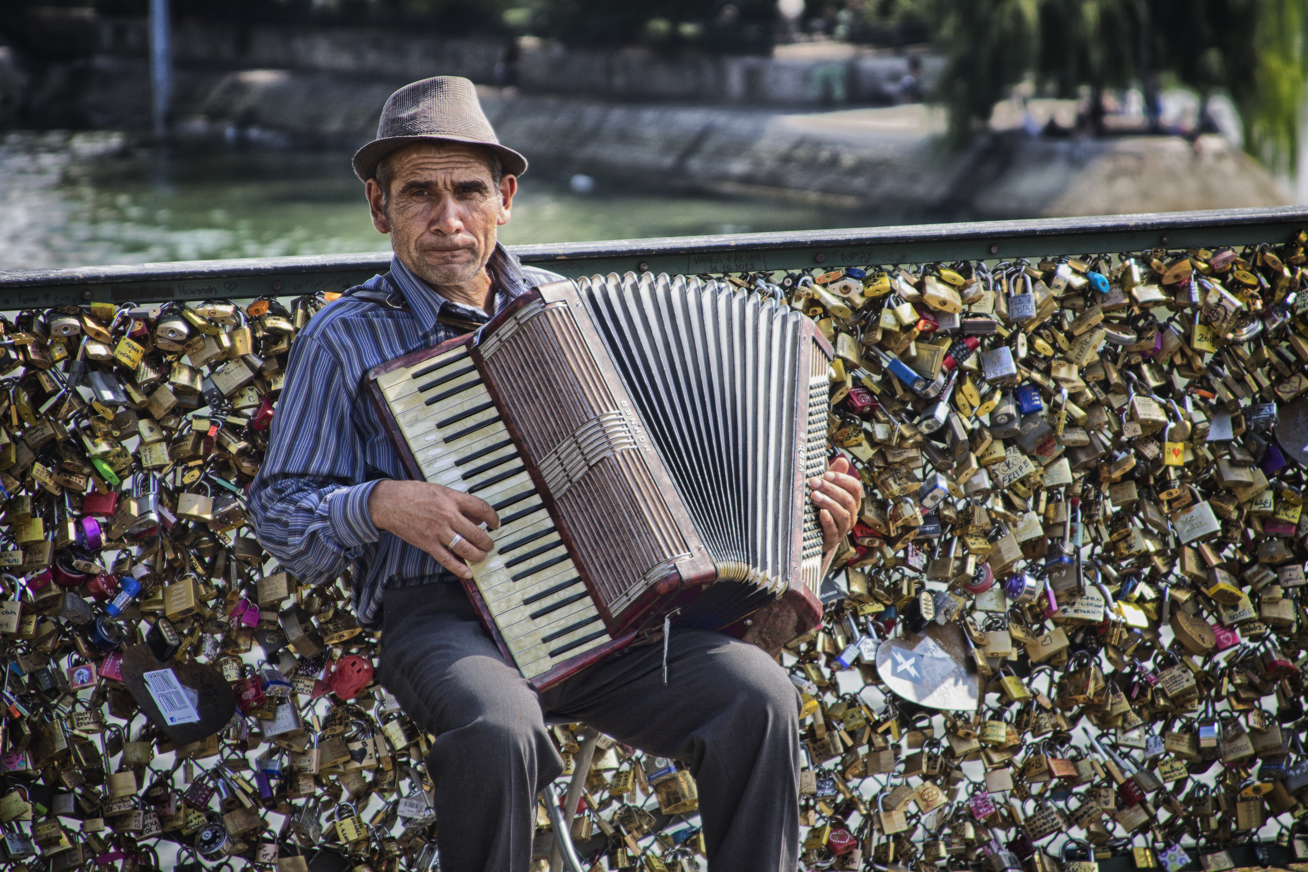An accordion player on the Pont des Arts, Paris 2013.jpg. en:Flickr. 