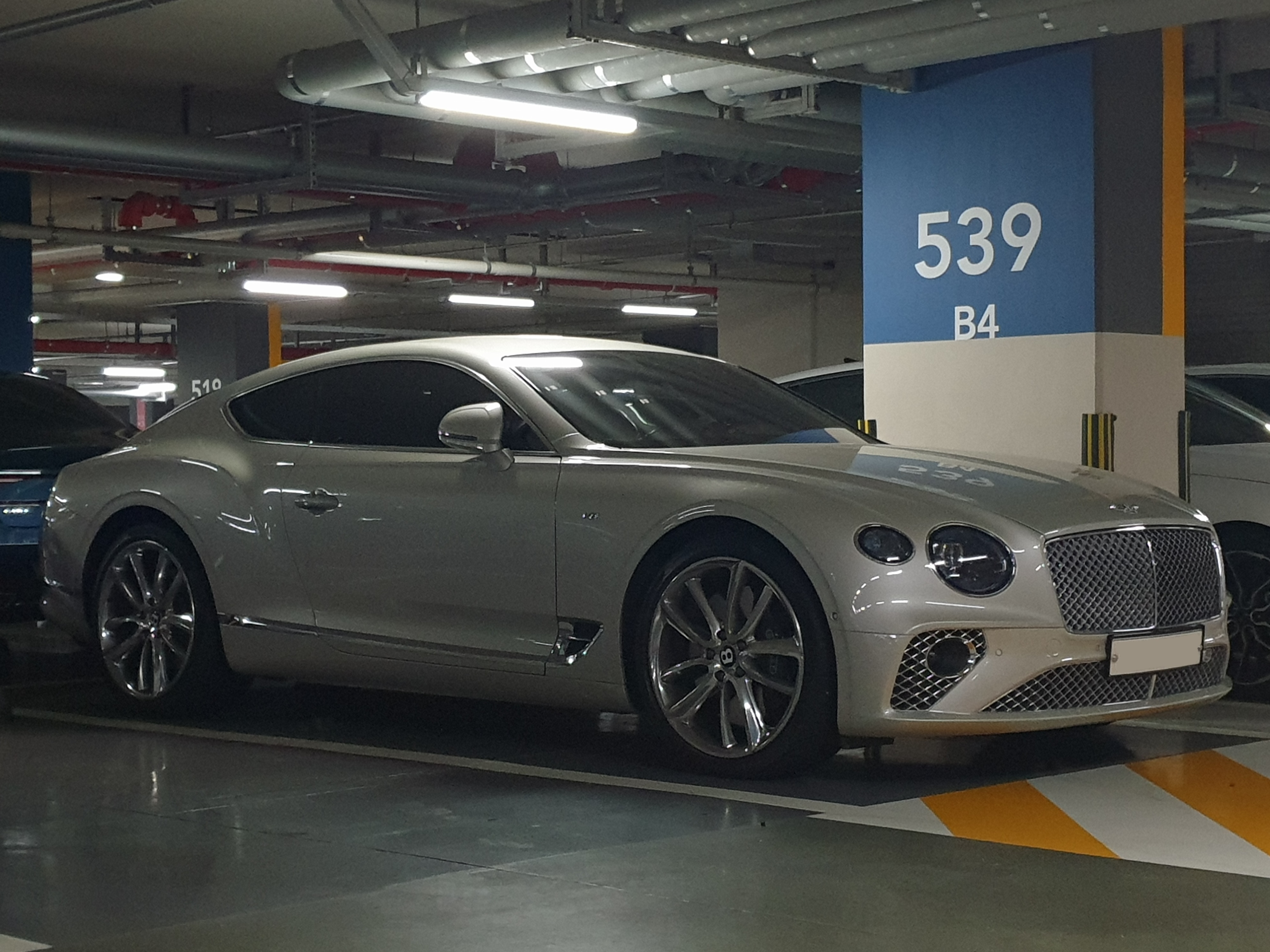 Bentley Continental gt жемчужного цвета