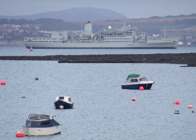 File:Boats off Gourock - geograph.org.uk - 651280.jpg