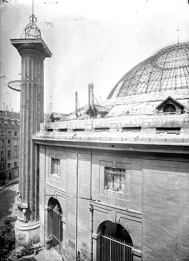 File:Bourse de commerce, Halle aux Blés (ancienne) - Façade et colonne cannelée astrologique - Paris 01 - Médiathèque de l'architecture et du patrimoine - APMH00002092.jpg