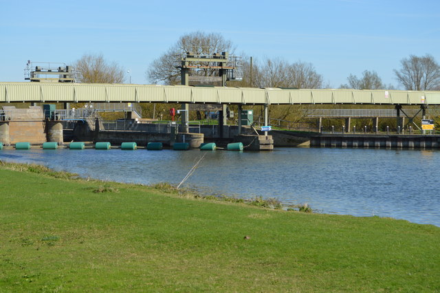 File:Brownshill Sluice - geograph.org.uk - 5433330.jpg