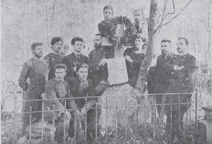 File:Bulgarian students on Rayko Zhinzifov grave in Moscow.jpg