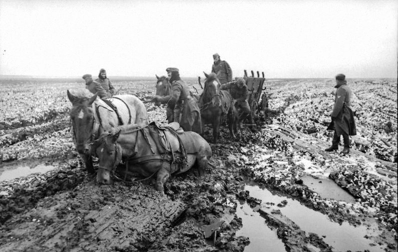 V1915 - Topic Officiel - Page 13 Bundesarchiv_Bild_101I-289-1091-26%2C_Russland%2C_Pferdegespann_im_Schlamm