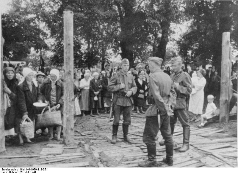 File:Bundesarchiv Bild 146-1979-113-05, Lager Winnica, Frauen vor Gefangenenlager.jpg